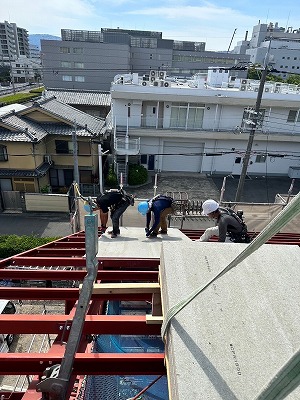 骨組み鉄骨に耐火野地板を敷設