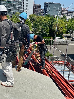 骨組み鉄骨に耐火野地板を敷設