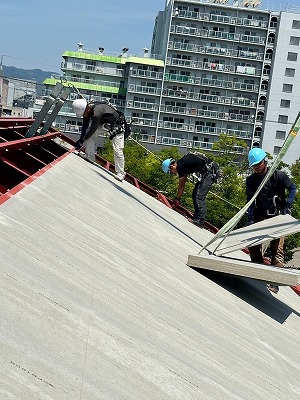 骨組み鉄骨に耐火野地板を敷設