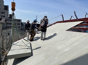 骨組み鉄骨に耐火野地板を敷設