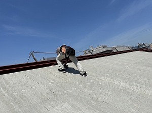 骨組み鉄骨に耐火野地板を敷設